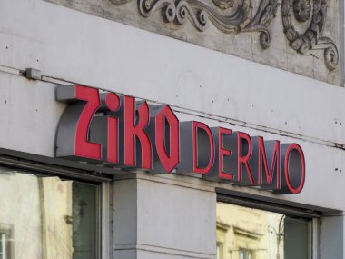 Avrupa 'daki Beyaz Bina Cephesi' ndeki Kırmızı Ziko Dermo Eczanesi