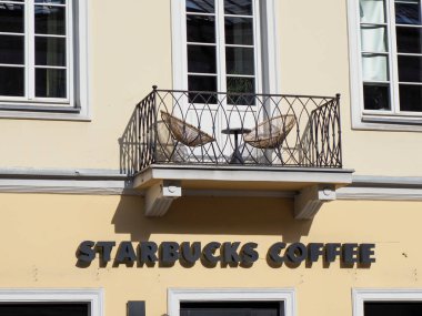 Geleneksel Balkon Üzerinde Starbucks Kahve Tabelası Tarihi Avrupa Binası Cephesi