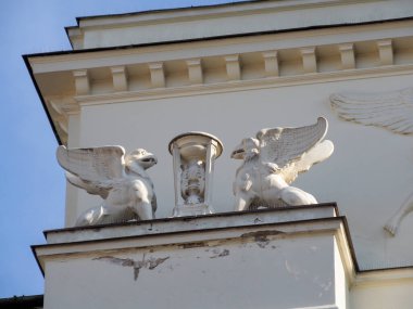 Süslü Taş Pegasus Heykeli Mavi Gökyüzüne Karşı Tarihi Sarayın köşesinde