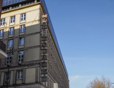 Klasik Mimari Özellikler ve Kentsel Ayarlarla Varşova Şehir Merkezi 'ndeki Tarihi Apartman Görünümü