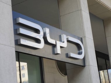 Çağdaş BYD Elektrikli Araç Logosu 'nun yakın planında, Sleek Corporate Building Exterior