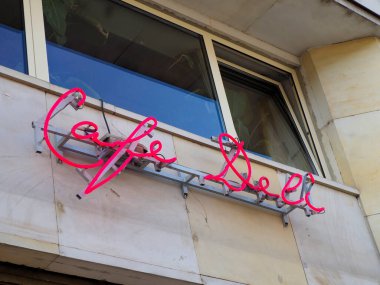 Şehir Binası Pencere Kenarına Kedi Silueti Şeklinde Pembe Neon Işık Kurulumu