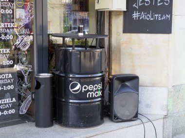 Pepsi Max ile Şehir Sokağı Köşesi Çöp Kutusunu Cafe Menü Yönetim Kurulu Restoranı 'nın yanına damgaladı.