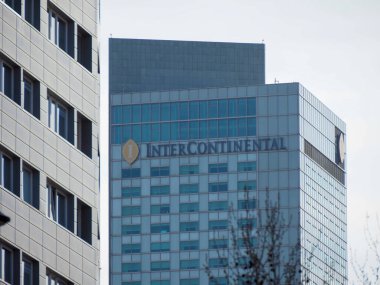 Şehir merkezindeki Temiz Mavi Gökyüzüne Karşı Kıtalararası Otel logosu olan Modern Cam Gökdelen