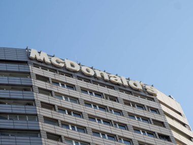 McDonald 's Büyük Kavisli Modern Restoran Binası İkonik Şehir Ticari Bölgesi Mimari Tasarımı Logosu