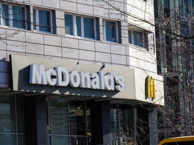 Kentsel İş Alanındaki Modern Ticaret Binası 'nda Sarı Logolu McDonald' s Restoran Tabelası
