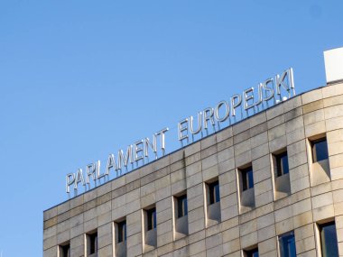 Şehir Hükümeti Bölgesi 'nde Açık Mavi Gökyüzüne Karşı Kalın Sermaye Harfleriyle Parlamento Binası çatısı İşareti