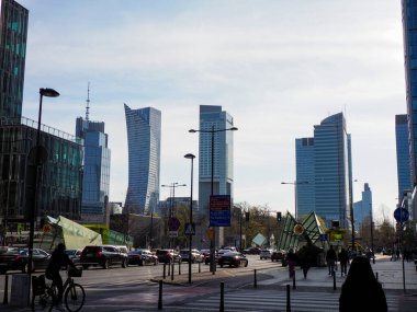 Şehir Merkezi Finans Merkezi 'nde güneşli bir günde Cam Gökdelenler ve Şehir Yayaları ile Modern İşletme Bölgesi Skyline