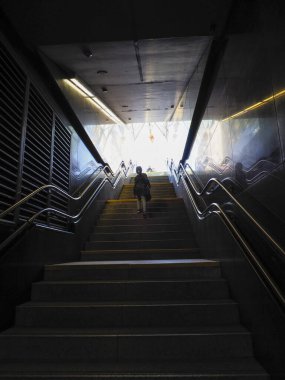 Modern Şehir Taşımacılık Merkezinde Yürüyen Yürüyen Yürüyen Yürüyen Yürüteçler Parlak Işığa Yönlendiriyor