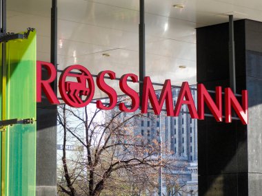 Rossmann Eczanesi Şehir Alışveriş Bölgesindeki Modern Cam Cephesi 'nde Canlı Kırmızı İmza