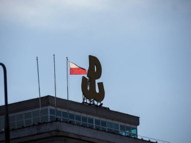 PKO Bank Polski Logosu ve Polonya Ulusal Bayrağı Açık Gökyüzüne Karşı Ofis Çatısı