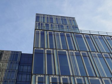 Modern Cam Ofis Binasının Mavi Gökyüzü Yansımalarıyla Geometrik Örnekleri
