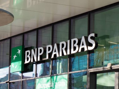 BNP Paribas Modern Bankacılık İşareti Günbatımında Cam Ofis Binası Cephesi Üzerine Aydınlandı