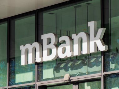 Kentsel Finans Bölgesindeki Modern Cam İnşaat Cephesi 'nde mBank Logosunun Detaylı Yakın Çekimi