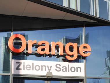 Portakal Telekomünikasyon Şirketi Modern Ticari İnşaat Cephesi 'nde Zielony Salon Dükkanı' nın üzerinde imza attı.