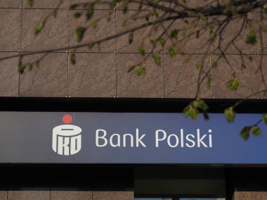 Bank Polski Zarif Beyaz Logo ve Mavi Damga Üzerine Metin Taş İnşaat Arkaplanına Karşı