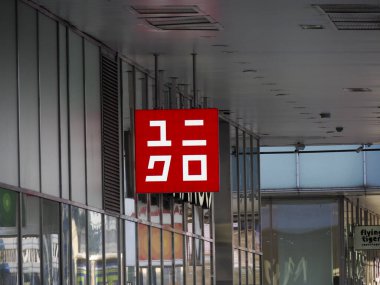 Şehir Alışveriş Merkezi 'ndeki Modern Perakende Mağazasında Uniqlo Kızıl Meydanı Logosu Görünümü