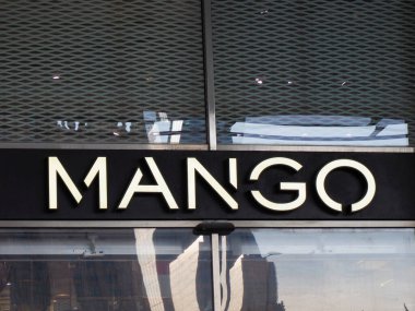 MANGO Moda Perakendecisi Minimalist Mağaza Girişine Karşı Aydınlatılmış Beyaz Logo
