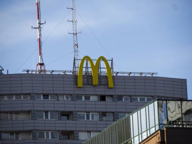 İkonik McDonald 's Şehir Binasının Çatısında Açık Mavi Gökyüzüne Karşı Altın Kemerler Logosu