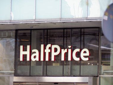 Modern Alışveriş Mağazası Vitrininde Parlak Kırmızı Yarı Fiyat Satış Tabelası