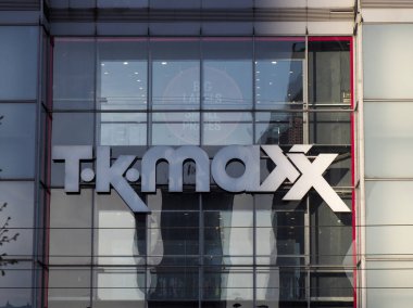 Kentsel Alışveriş Bölgesindeki Cam İnşaat Cephesinde Modern TK Maksimum Perakende Markası Logosu