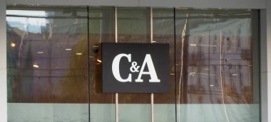 Kentsel Alışveriş Bölgesindeki Modern Cam Mağazasında Minimalist C & A Logosu Gösterimi