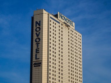 Şehir Merkezi 'ndeki Temiz Mavi Gökyüzü Karşısındaki Novotel Otel Binası