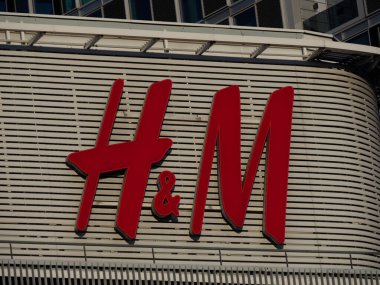 Kentsel Alışveriş Bölgesindeki Eğri Çağdaş Alışveriş Merkezi Cephesi Üzerine İkonik Kırmızı H & M Logosu