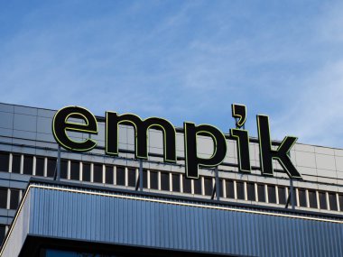Şehir Merkezi 'ndeki Parlak Gökyüzüne Karşı Mavi Bina Amaçlı Modern Empik Kitapevi Tabelası