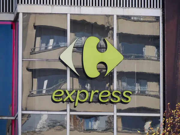 Carrefour Express Modern Market Cephesi Şehir Binası Cephesi Yeşil Logosu