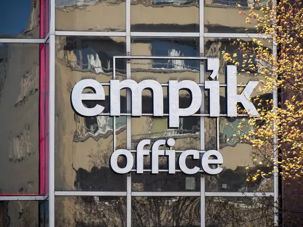 Empik Ofisi Modern Kitapçı Merkezi Çağdaş Cam Yüzünde Kalın Beyaz Harflerle