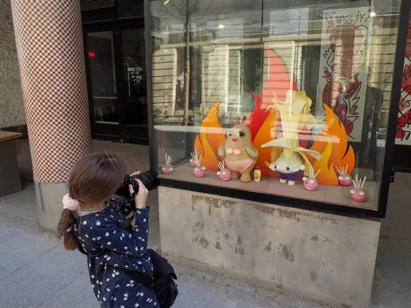 Küçük Çocuk Şehir Caddesindeki Dükkan Penceresinden Renkli Oyuncak Gösterisine Bakıyor