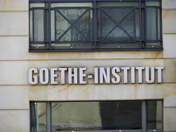 Kentsel Ayarlardaki Klasik Avrupa İnşaat Cephesi Goethe Enstitüsü 'nün Modern İşareti