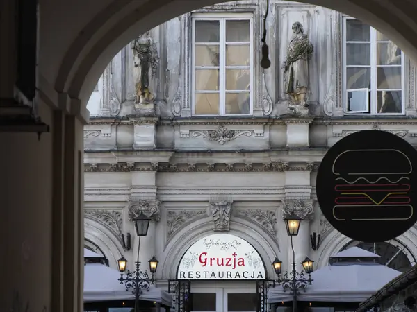 Avrupa Şehir Merkezi 'nde Burger Restoran Logosu ve Klasik Mimarisi olan Tarihi Taş Mimarisi