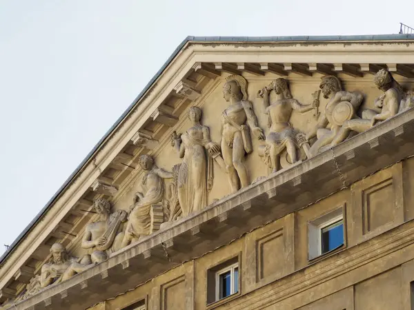 Mavi Gökyüzüne Karşı Altın Taş 'ta Ayrıntılı Heykel Figürleriyle Klasik Pedikür' ün Yakın Çekimi