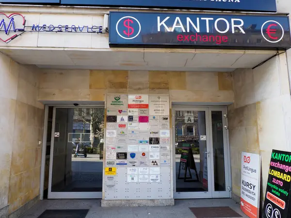 Şehir merkezindeki çeşitli şirketleri gösteren birden fazla İşyeri İmza Kurulu ile Modern Kantor Ofisi Binası Girişi