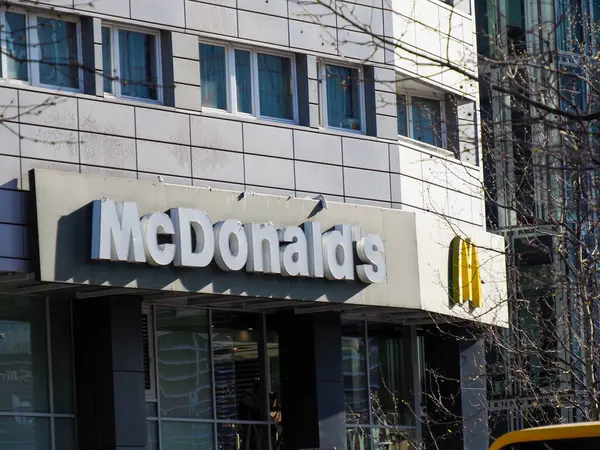 Kentsel İş Alanındaki Modern Ticaret Binası 'nda Sarı Logolu McDonald' s Restoran Tabelası