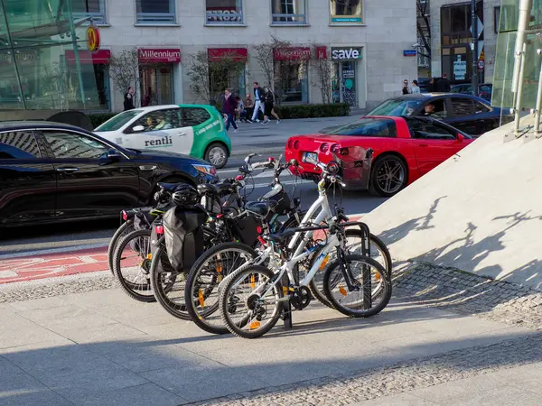 Avrupa Şehir Merkezi 'ndeki Cobblestone Caddesi' nde park halindeki bisikletler ve renkli arabalar