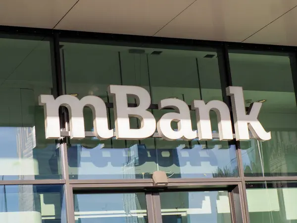 Modern Şehir Mimarisinde Kalın Beyaz Logolu MBank Binası 'nın Modern Cam Girişi