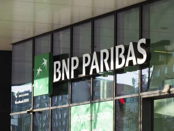 Çağdaş Cam Ofis Binasında Yeşil Kurumsal Markayla BNP Paribas Bankası İşaretinin Yakın Çekimi
