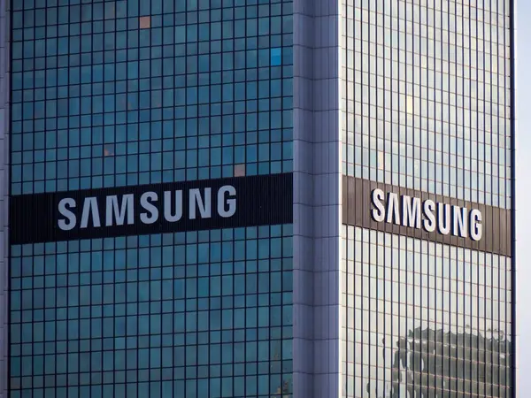 Metropolitan Finans Bölgesindeki Temiz Mavi Gökyüzüne Karşı Modern Cam Gökdelen Cephesi üzerine Samsung Kurumsal Logosu
