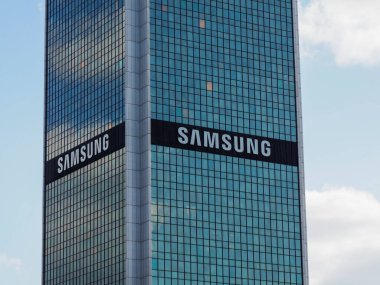 Samsung Logosu Modern Cam Gökdelen 'e Karşı Mavi Gökyüzü Bulutlu