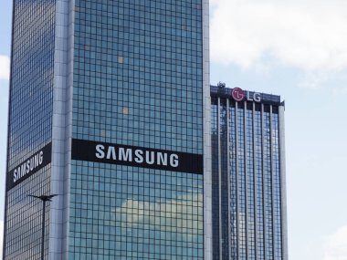 Samsung Şirketler Karargahı ve Şehir İşletmeleri Bölgesindeki Modern Cam Ofis Binaları Mavi Gökyüzüne Karşı
