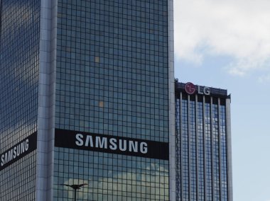Kentsel İş Bölgesi 'nde Gökyüzüne Karşı Cam Gökdelen Üzerinde Samsung Logosu Yazılı Modern Kurumsal Binalar