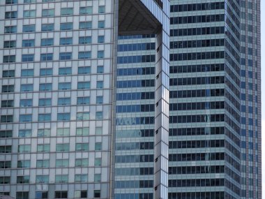 Geometrik Desenler ve Mavi Gökyüzü Yansımaları ile Modern Cam Gökdelenler İş Bölgesinde