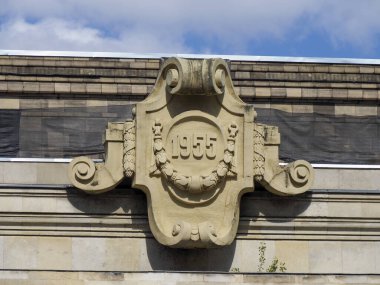 Dekoratif taş arma ile dekoratif mimari detay klasik bina cephesi zanaatkarlığı gösteren