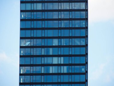 Varşova 'daki Modern Cam Cephesi Ofis Binası Mavi Gökyüzünü Yansıtıyor