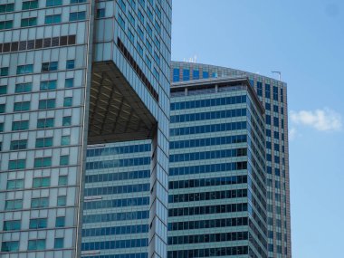 Çağdaş Varşova Ofisi Mimarisinde Cam ve Çelik Geometrik Desenler