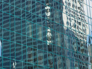 Teal ve Mavi Yansımalı Modern Cam İnşaat Cephesi 'nin Soyut Geometrik Deseni