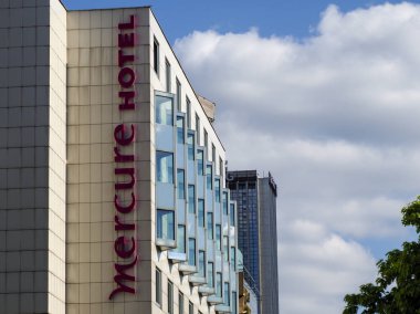 Bulutlu Mavi Gökyüzüne Karşı Belirleyici Kırmızı İmzalı Modern Mercure Otel Binası Cephesi